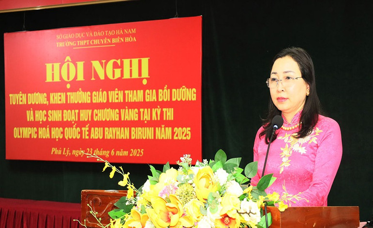 Đồng chí Đinh Thị Lụa, Phó Bí thư Thường trực Tỉnh ủy Hà Nam, phát biểu tại hội nghị. dong-chi-pho-bi-thu-tinh-uy-phat-bieu-tai-le-tuyen-duong.jpg