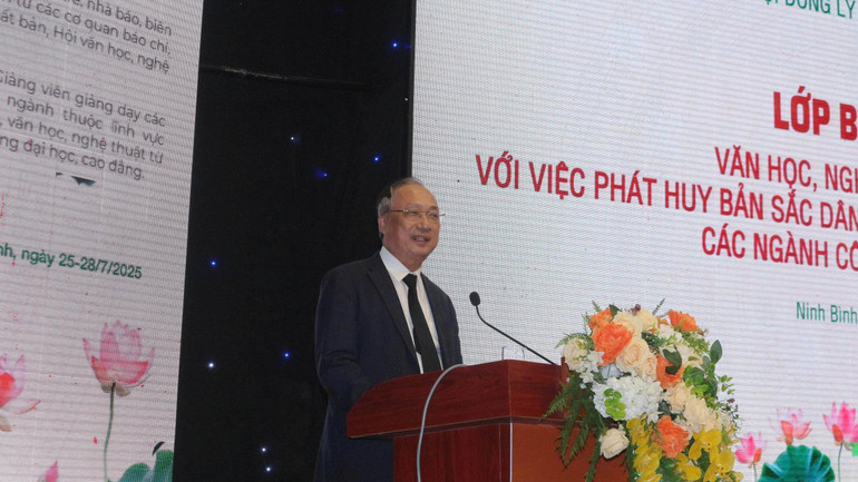 Thượng tướng, Phó Giáo sư, Tiến sĩ Nguyễn Văn Thành, Phó Chủ tịch Hội đồng Lý luận Trung ương phát biểu khai mạc lớp bồi dưỡng. 4.jpg