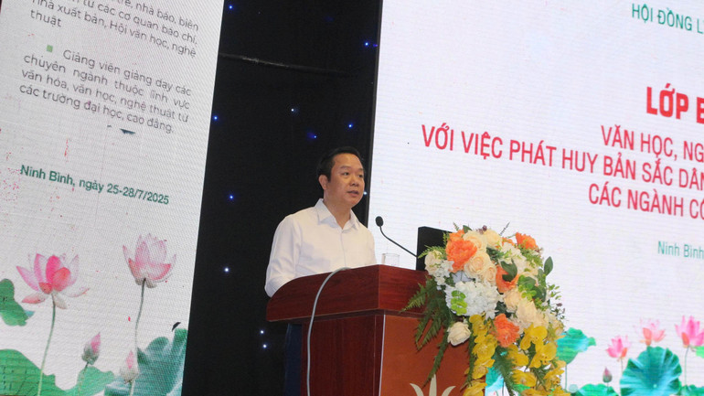 Đồng chí Phạm Quang Ngọc, Phó Bí thư, Chủ tịch UBND tỉnh Ninh Bình có bài phát biểu về Kinh nghiệm phát triển văn hóa gắn với công tác bảo tồn, phát huy bản sắc văn hóa của tỉnh Ninh Bình. 3.jpg