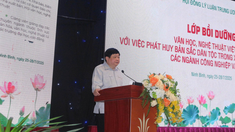 Phó Giáo sư, Tiến sĩ, Nhà văn Nguyễn Thế Kỷ, Phó Chủ tịch Hội đồng Lý luận Trung ương truyền đạt chuyên đề về Bản sắc dân tộc trong văn học nghệ thuật. 5.jpg