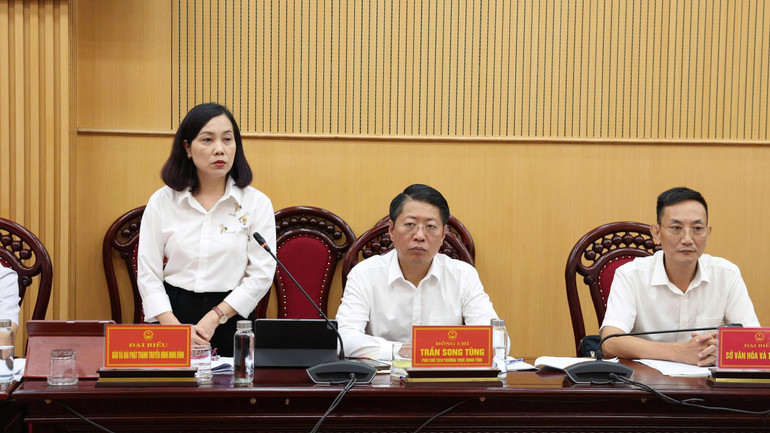 Đại biểu đại diện lãnh đạo Báo và Phát thanh, truyền hình Ninh Bình phát biểu ý kiến. 4.jpg
