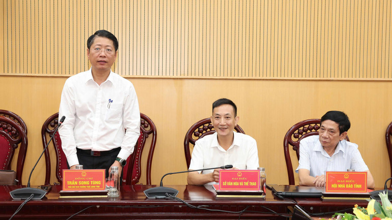 Đồng chí Trần Song Tùng, Phó Chủ tịch Thường trực UBND tỉnh Ninh Bình phát biểu tại buổi làm việc. 2.jpg