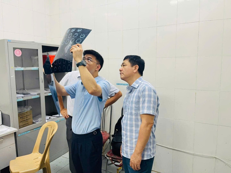 Tiến sĩ, Bác sĩ Phan Anh Phong (bên trái), Phó Giám đốc Sở Y tế tỉnh Ninh Bình có mặt tại Bệnh viện Đa khoa Hà Nam trực tiếp chỉ đạo các phương án cứu chữa người bị thương. benh-vien-da-khoa-ha-nam-kip-thoi-cap-cuu-cac-nan-nhan3.jpg