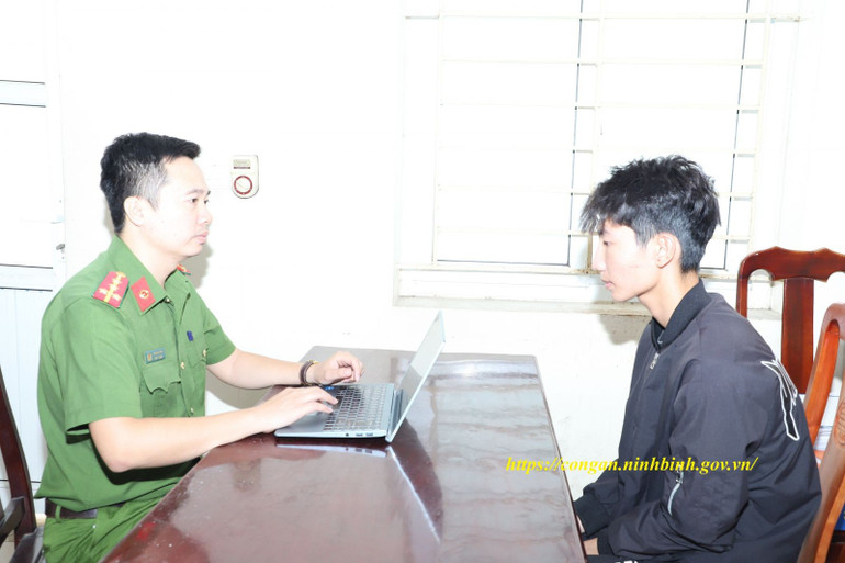 Cơ quan Cảnh sát điều tra (Phòng Cảnh sát hình sự) Công an tỉnh Ninh Bình ghi lời khai đối tượng Nguyễn Thành Long. 2-32.jpg