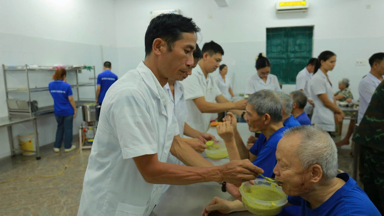 Các nhân viên tại Trung tâm Điều dưỡng thương binh Kim Bảng chăm sóc từng bữa cơm, giấc ngủ cho các thương binh. 1.jpg