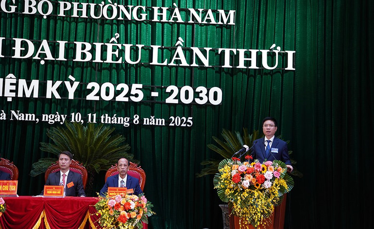 Đồng chí Trương Quốc Huy, Bí thư Tỉnh ủy, Trưởng Đoàn đại biểu Quốc hội tỉnh Ninh Bình phát biểu chỉ đạo tại đại hội. dsc00654.jpg