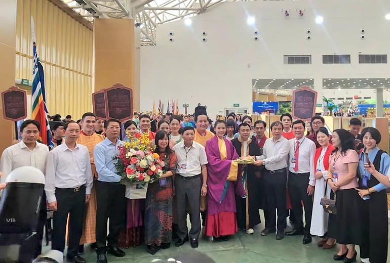 Các đồng chí lãnh đạo tỉnh Ninh Bình cùng các đại biểu tham quan khu trưng bày triển lãm. 1-3605.jpg