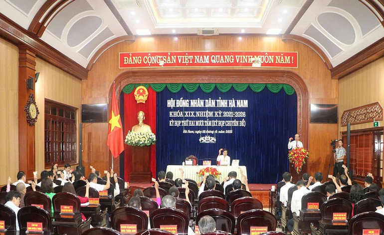 Các đại biểu biểu quyết thông qua các nghị quyết của kỳ họp. 6b.jpg