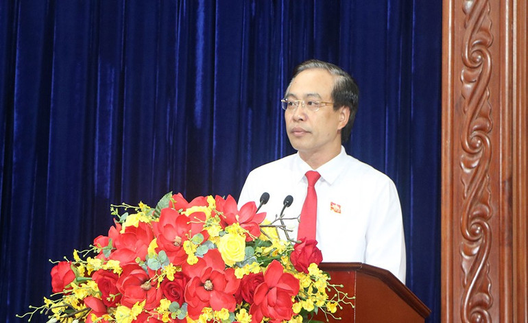 Đồng chí Đặng Thanh Sơn, Phó Chủ tịch Thường trực Hội đồng nhân dân tỉnh Hà Nam phát biểu tại kỳ họp. 6c.jpg