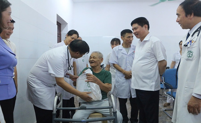 Các đồng chí lãnh đạo tỉnh Ninh Bình và bệnh viện Bạch Mai tặng quà, thăm hỏi sức khỏe các thương bệnh binh 1.jpg