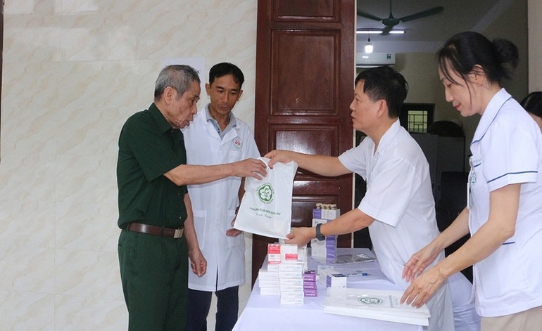 Đoàn công tác cấp thuốc cho các đồng chí thương binh. 2.jpg
