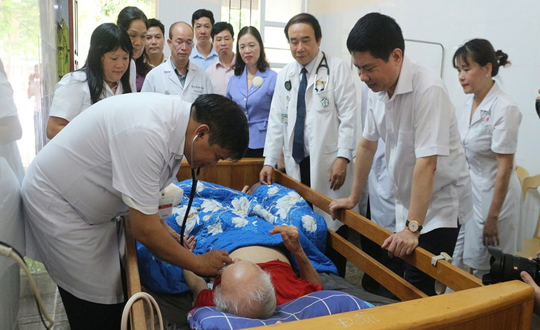 Phó Giáo sư, Tiến sĩ Đào Xuân Cơ, Giám đốc Bệnh viện Bạch Mai thăm khám cho thương binh nặng tại Trung tâm Điều dưỡng thương binh Kim Bảng. 3.jpg