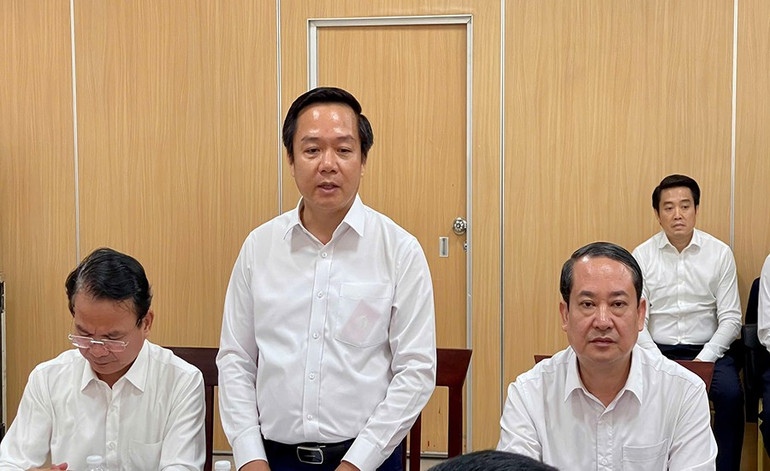 Đồng chí Phạm Quang Ngọc, Phó Bí thư Tỉnh ủy, Chủ tịch Ủy ban nhân dân tỉnh Ninh Bình báo cáo kết quả công tác khắc phục hậu quả bão số 10. 000.jpg