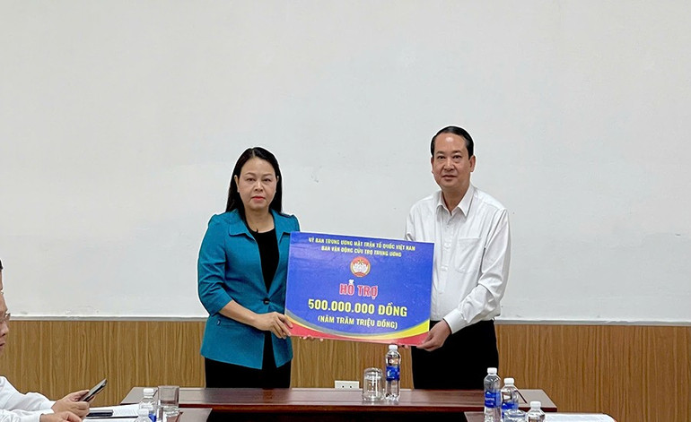Đồng chí Nguyễn Thị Thu Hà, Ủy viên Trung ương Đảng, Phó Chủ tịch, Tổng Thư ký Ủy ban Trung ương Mặt trận tổ quốc Việt Nam trao hỗ trợ của Ủy ban Trung ương Mặt trận tổ quốc Việt Nam cho tỉnh Ninh Bình. 66.jpg