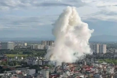 Vụ nổ gây khói bốc cao hàng trăm mét.