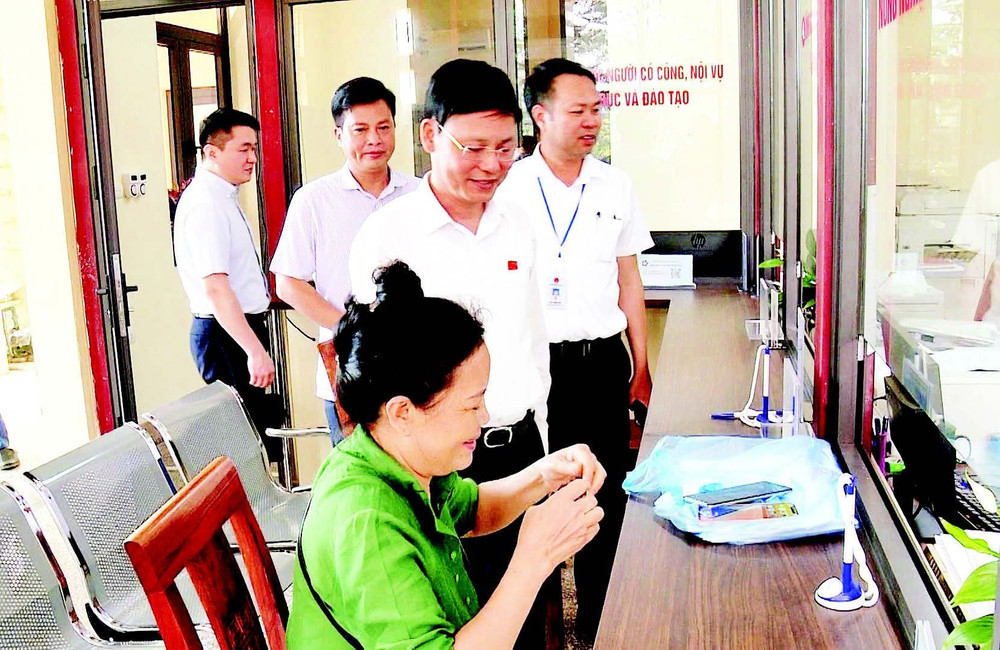 Đoàn khảo sát thị sát Trung tâm phục vụ hành chính công của xã Hòa Lạc. (Ảnh LÊ HẢI)