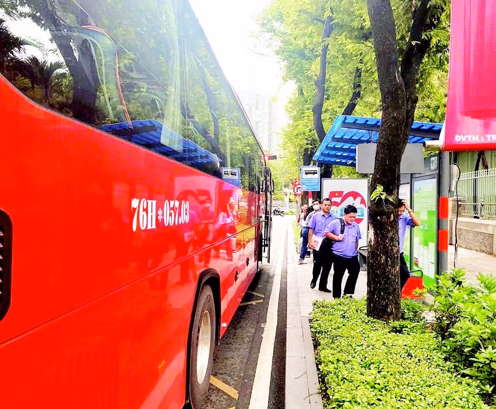 Xe đưa, rước công chức, viên chức, người lao động từ các nơi về Thành phố Hồ Chí Minh làm việc