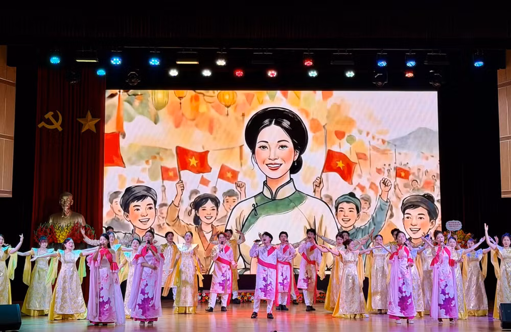 Tiết mục văn nghệ đặc sắc do sinh viên Khoa Nghệ thuật, Đoàn Thanh niên, Hội sinh viên Trường đại học Sư phạm Hà Nội biểu diễn. (Ảnh: QN)