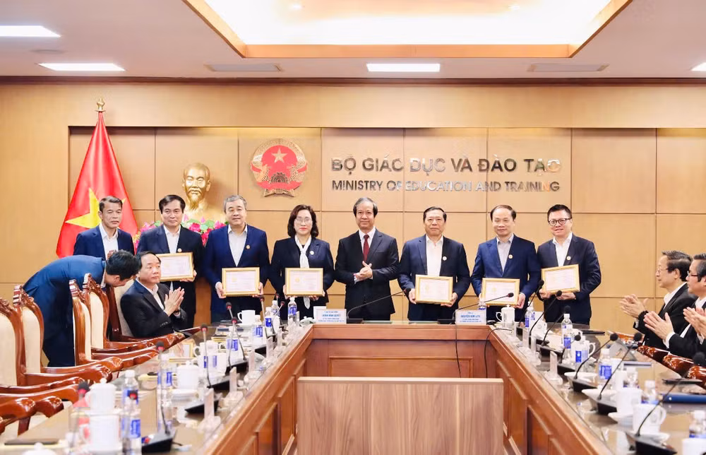 Các cá nhân thuộc Ban Tuyên giáo và Dân vận Trung ương nhận Kỷ niệm chương “Vì sự nghiệp giáo dục”.