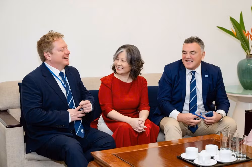 Cô giáo Mai Bích Thủy và các lãnh đạo của Trường Reigate Grammar School.