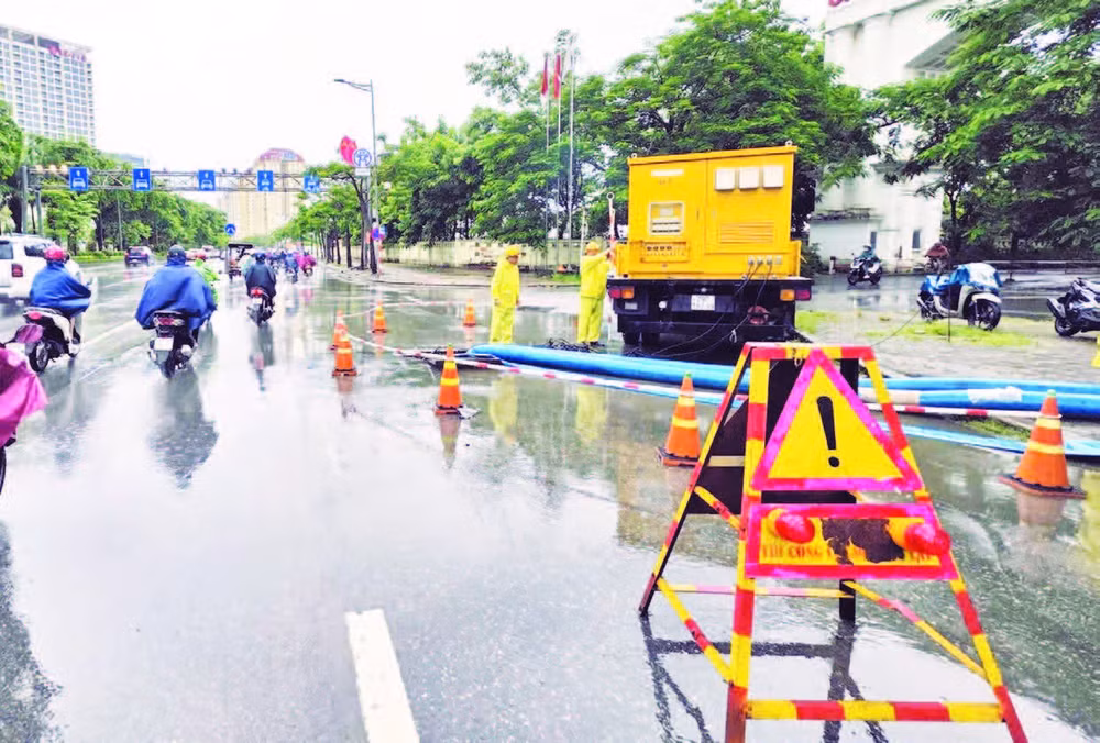Công nhân Công ty Thoát nước Hà Nội khắc phục úng ngập.