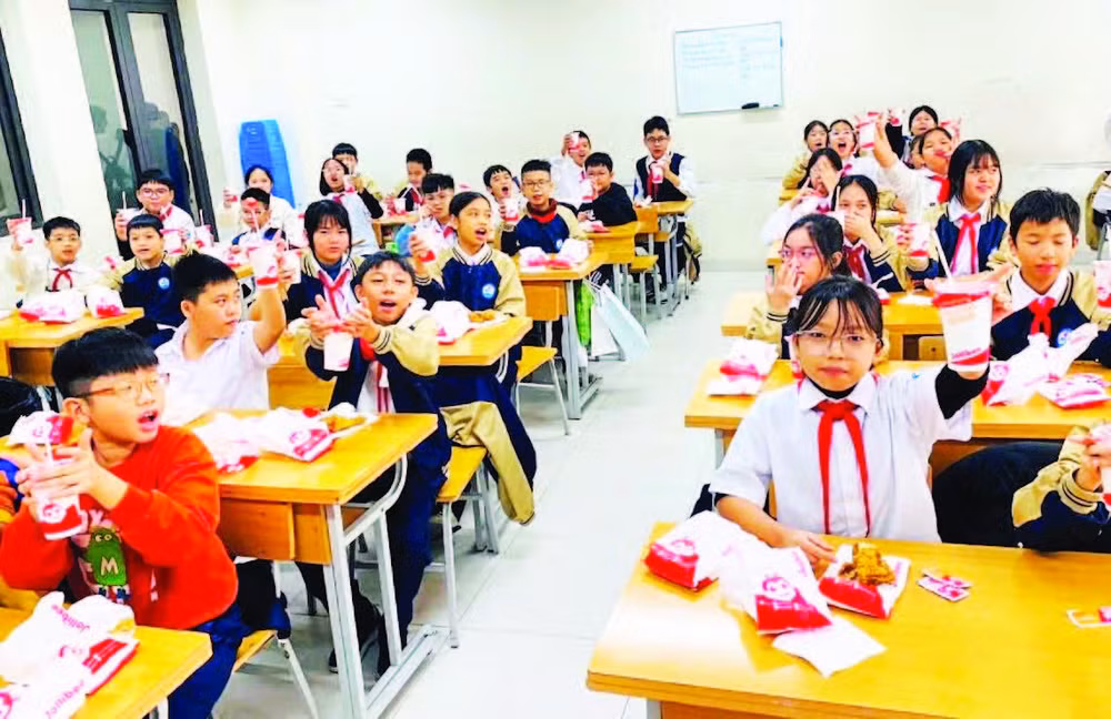 Một buổi liên hoan tại lớp của các em học sinh trường Trung học cơ sở Thạch Bàn (phường Long Biên, Hà Nội).