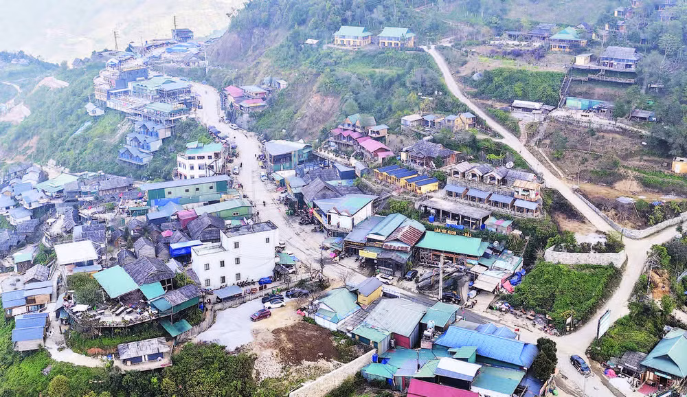 Đường giao thông tại khu trung tâm xã Tà Xùa đến các bản đã được trải nhựa và bê-tông.
