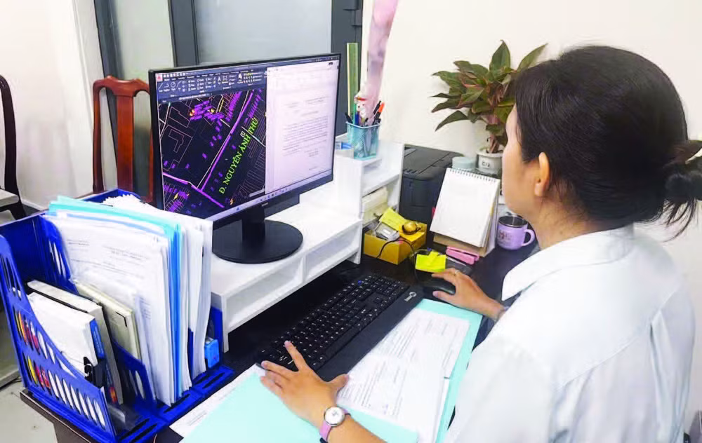 Phòng Kinh tế, Hạ tầng và Đô thị xã Bà Điểm thực hiện việc đánh số và gắn biển số nhà trên địa bàn xã theo bản đồ đánh số nhà và cập nhật theo hình thức thủ công.