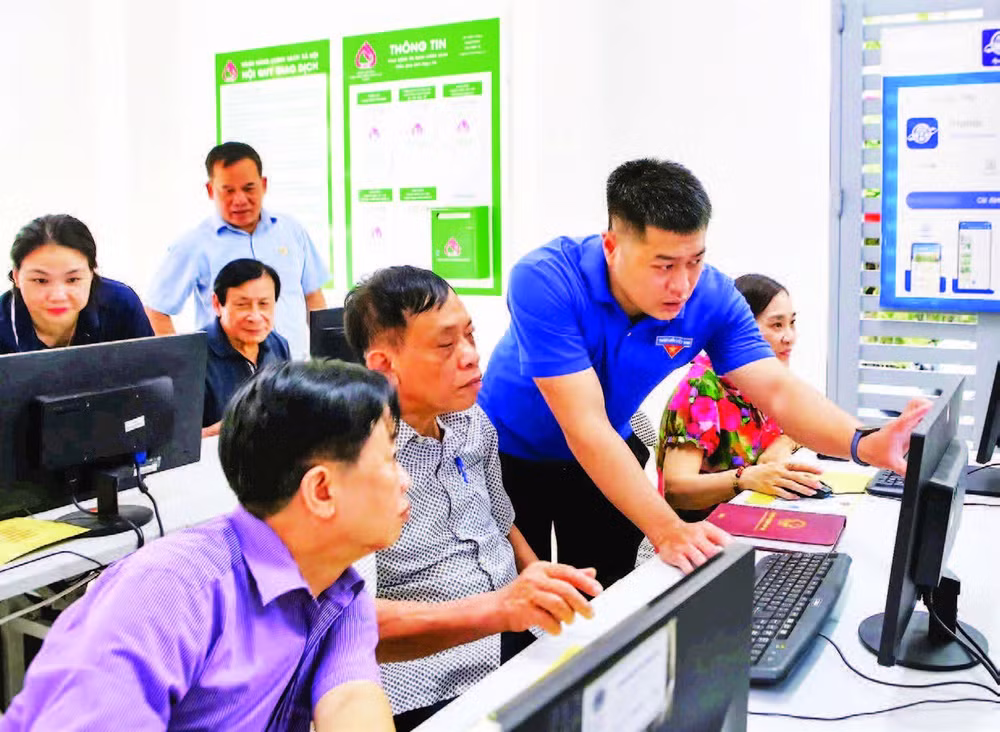 Cán bộ Mặt trận phường Ngọc Hà tích cực học hỏi kỹ năng chuyển đổi số nhằm phục vụ công tác tốt hơn