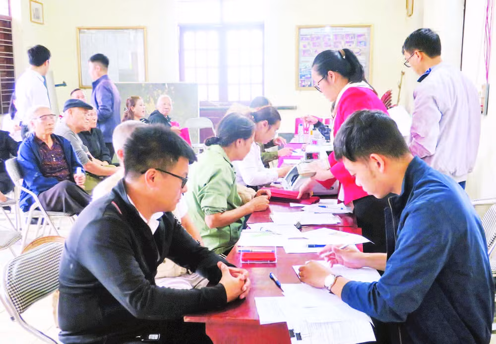 Các hộ dân xã Kiến Hải nhận tiền đền bù giải phóng mặt bằng phục vụ thi công tuyến đường sắt Lào Cai-Hà Nội-Hải Phòng.