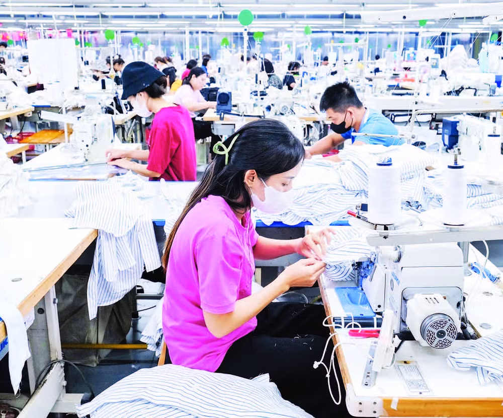 Công nhân Công ty trách nhiệm hữu hạn Pearl Global Việt Nam (Bắc Ninh) sản xuất ở nhà máy.