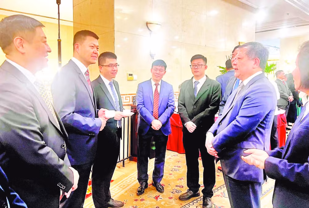 Lãnh đạo Cục Quản lý xuất, nhập cảnh, Bộ Công an và Cục Quản lý di dân quốc gia của Trung Quốc trao đổi tại hội nghị đánh giá kết quả hợp tác phòng chống xuất, nhập cảnh trái phép đầu tháng 11/2025.
