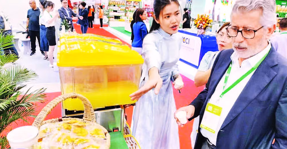 Khách quốc tế tham quan một gian hàng thực phẩm Việt Nam tại Vietnam Foodexpo 2025