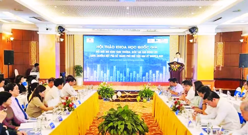 quang-canh-hoi-thao-anh-ho.jpg