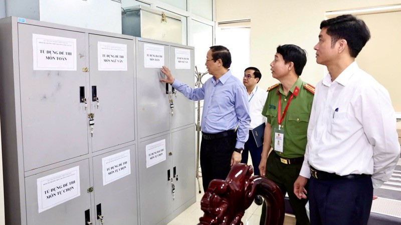 Thứ trưởng Giáo dục và Đào tạo Phạm Ngọc Thưởng kiểm tra khu vực đựng đề thi, bài thi. img-8584.jpg