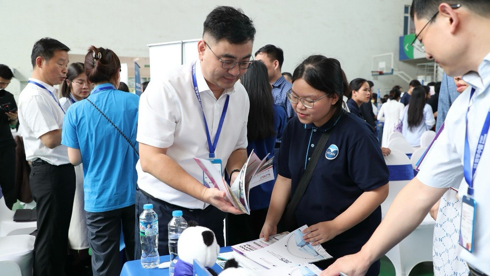 Triển lãm thu hút 28 trường đại học hàng đầu Trung Quốc tham dự. img-8289.jpg