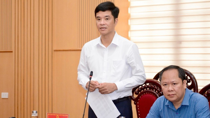 Giám đốc Sở Giáo dục và Đào tạo Ninh Bình, Phan Thành Công, phát biểu tại buổi làm việc. img-8590.jpg
