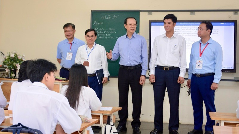 Thứ trưởng Giáo dục và Đào tạo Phạm Ngọc Thưởng và đoàn công tác thăm hỏi, động viên học sinh Trường THPT chuyên Lương Văn Tụy (Ninh Bình). (Ảnh: DUY MẠNH) img-8586.jpg