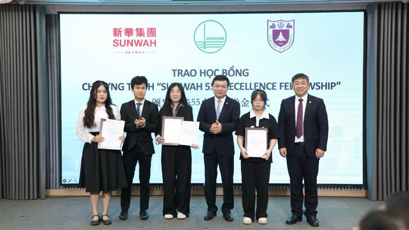 Đại diện các đơn vị liên kết trao học bổng cho sinh viên xuất sắc. img-8290.jpg
