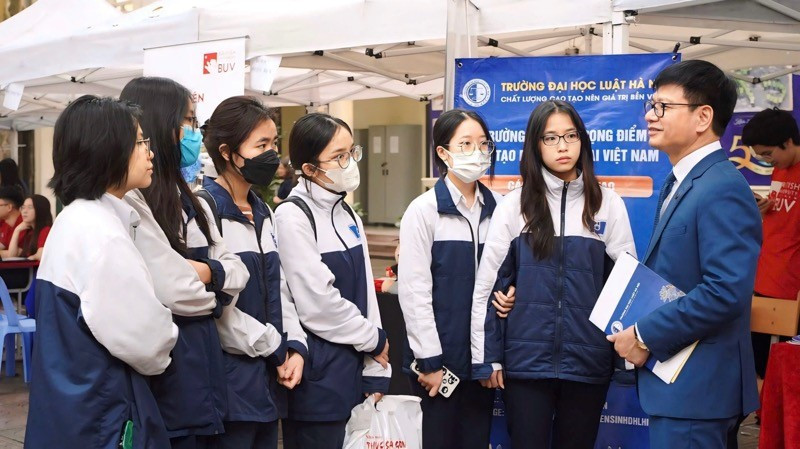 Học sinh tìm hiểu thông tin tại Ngày hội tuyển sinh.