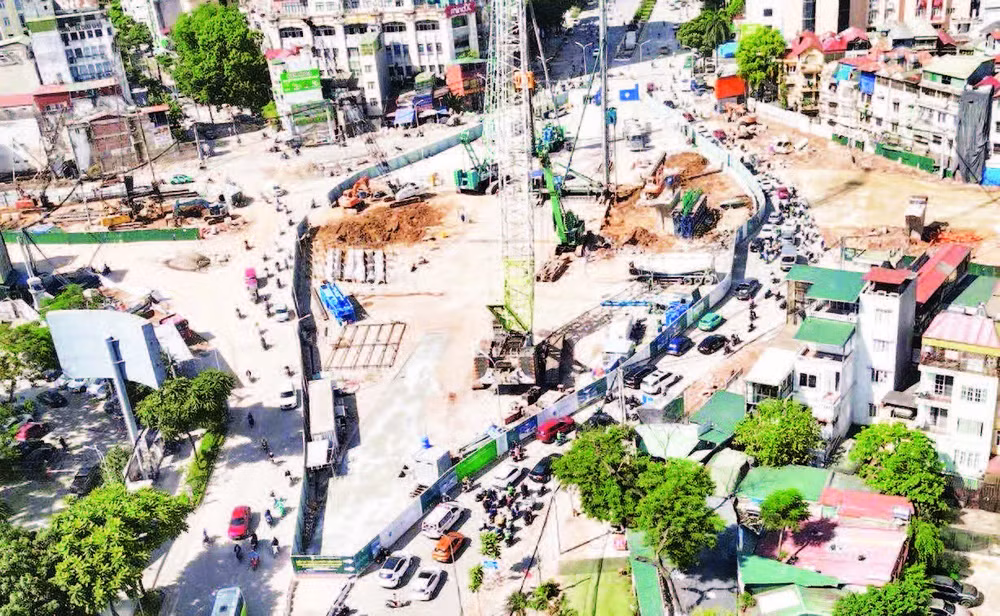 Thi công ga ngầm S3 thuộc tuyến đường sắt đô thị số 5 tại nút giao Nguyễn Chí Thanh-La Thành (Hà Nội).