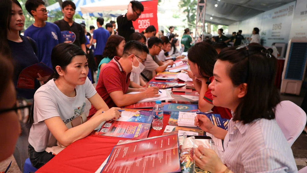 Thí sinh, phụ huynh tìm hiểu thông tin tuyển sinh tại ngày hội. c1237a954138f766ae29-2876.jpg