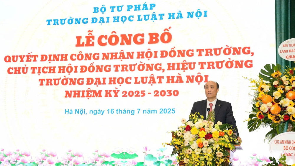 Phó Giáo sư, Tiến sĩ Tô Văn Hòa, tân Hiệu trưởng Trường đại học Luật Hà Nội phát biểu nhận nhiệm vụ mới. img-2995-2954.jpg