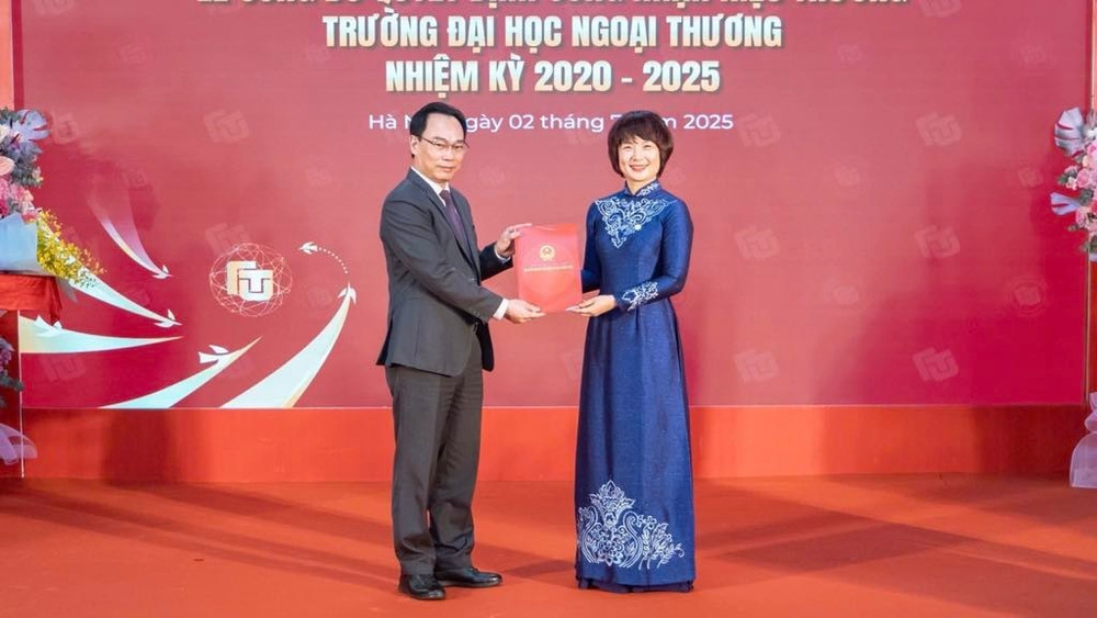 Thứ trưởng Giáo dục và Đào tạo Hoàng Minh Sơn trao quyết định công nhận Hiệu trưởng Trường đại học Ngoại thương nhiệm kỳ 2020-2025 đến Phó giáo sư, Tiến sĩ Phạm Thu Hương. 