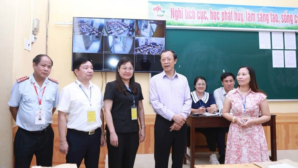 Ban chấm thi số 2 của tỉnh Ninh Bình gồm khu vực chấm thi trắc nghiệm và tự luận. 05aa7866-d6d0-47cc-8b74-506551dc7787-4429.jpg