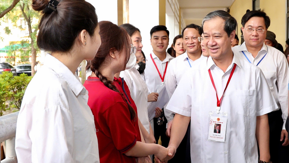 Bộ trưởng Giáo dục và Đào tạo Nguyễn Kim Sơn động viên thí sinh tại điểm thi Trường THPT Hai Bà Trưng (Vĩnh Phúc).
