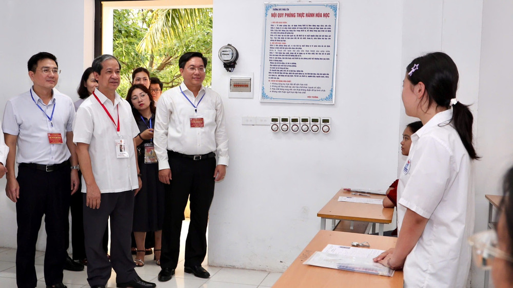 Bộ trưởng Nguyễn Kim Sơn và đoàn công tác kiểm tra phòng thi tại điểm thi Trường THPT Hai Bà Trưng (Vĩnh Phúc). img-0296-6845-9620.jpg
