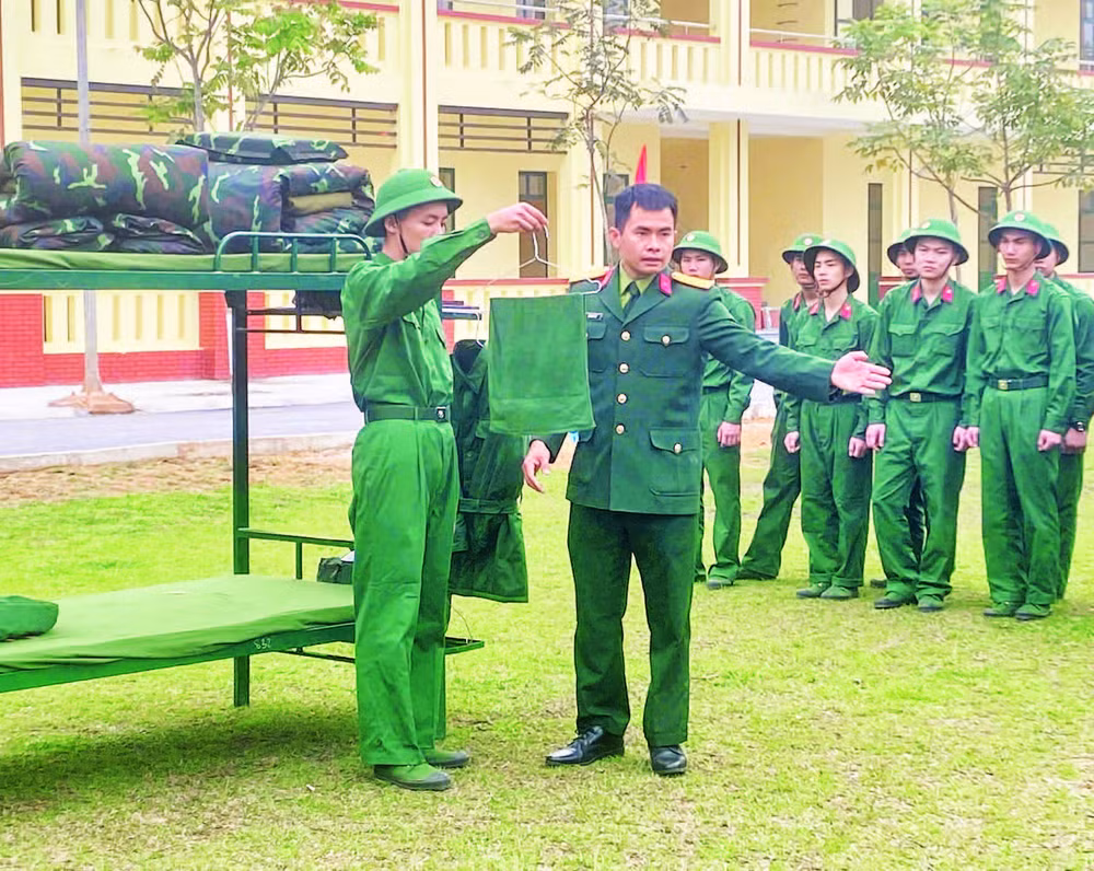 Hướng dẫn xếp đặt nội vụ vệ sinh cho chiến sĩ mới tại Đại đội 1, Tiểu đoàn 1, Trung đoàn 832. (Ảnh DUY ĐỨC)