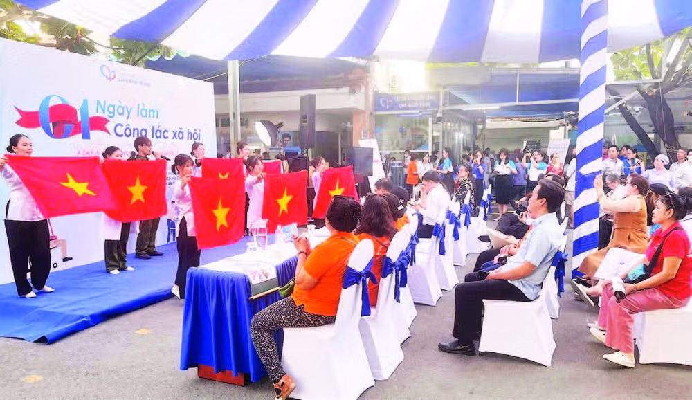 Nhân viên công tác xã hội tại Bệnh viện đa khoa Lãnh Binh Thăng biểu diễn văn nghệ phục vụ người bệnh dịp kỷ niệm 10 năm Ngày Công tác xã hội Việt Nam (25/3/2016 - 25/3/2026).