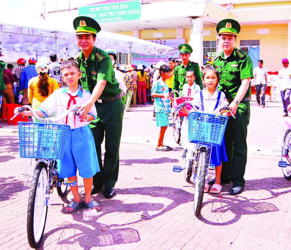 Bộ đội Biên phòng tỉnh Cà Mau trao xe đạp tặng học sinh hoàn cảnh khó khăn trên địa bàn xã Khánh Tiến, huyện U Minh, tỉnh Cà Mau.